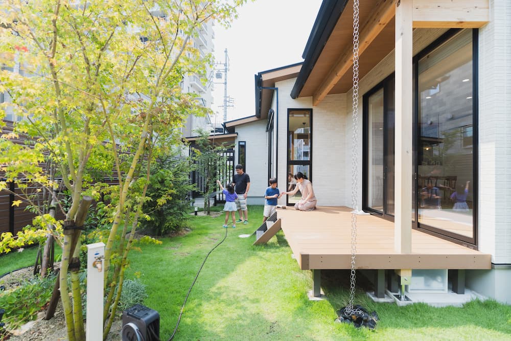 夏の日射を遮る深い軒を設けた住宅施工例