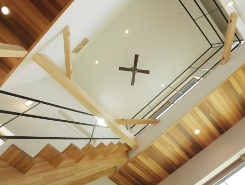 収納力抜群。ウォークインクローゼットも屋根裏小屋も完備した吹抜のあるお家 アイキャッチ画像